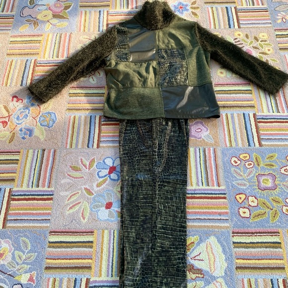 2 Piece-ERIC RYAN SPORT Green Faux Leather outfit, Size 10 - Picture 6 of 14